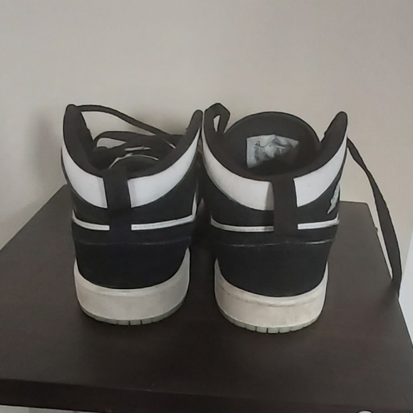 Glow in the dark Nike high top jordans! 😮 - Picture 3 of 5